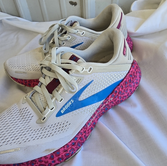 Brooks White and Pink Sneakers - Picture 4 of 6